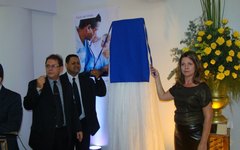 Jucimara Roesler e Wellington Santos descerraram placa de inauguração. 