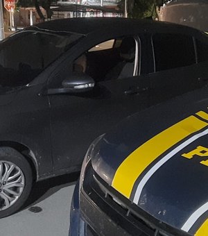 PRF/AL recupera carro roubado em São Paulo durante fiscalização na BR-316