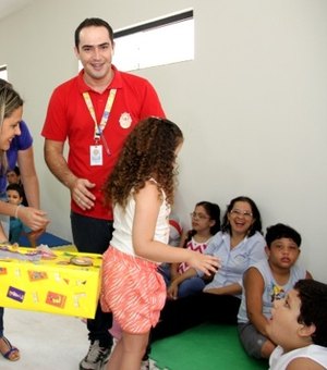 Crianças com autismo recebem doação de brinquedos