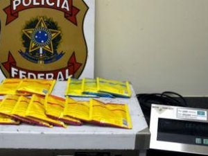 Mulher é flagrada com cocaína em embalagens de descolorante de cabelo