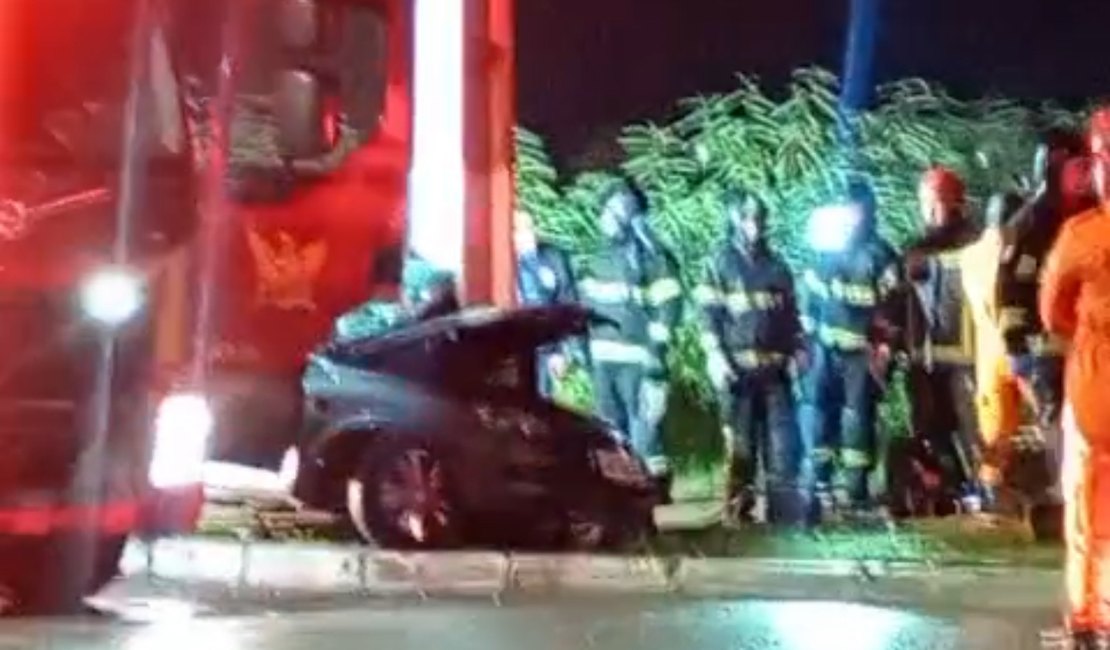 Carro colide contra poste na Avenida Marília Mendonça, em Maceió