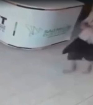 Vídeo mostra momento em que homem tenta incendiar SMTT em São Miguel