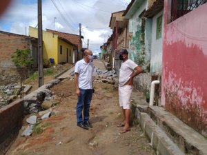 Secretário de Administração e Finanças de Messias vistoria obras no conjunto Teotônio Vilela