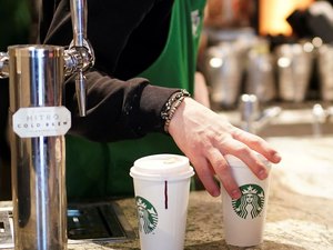 Covid-19: Starbucks proíbe copos reutilizáveis para combater propagação