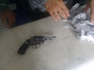 Dupla foge da polícia, mas acaba deixando droga para trás