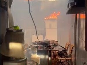 Mulher que teve casa incendiada pelo marido, em Arapiraca, tenta recuperar imóvel com rifa