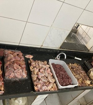 Fiscalização apreende 90kg de carne estragada e interdita frigorífico