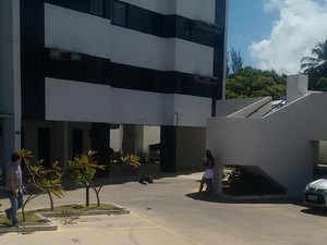 Mulher morre ao cair do 13º andar de prédio residencial enquanto limpava janela