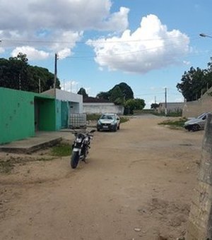 Criminosos invadem residência e furtam dinheiro e objetos de valor no bairro Bom Sucesso em Arapiraca