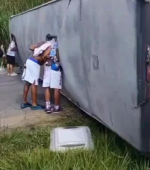 Ônibus com torcedores do Bahia tomba na BR-101 a caminho de jogo contra o Sport