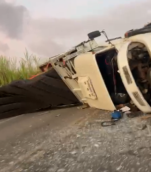 Caminhão tomba e interdita trecho da AL-105 entre Matriz de Camaragibe e Porto Calvo