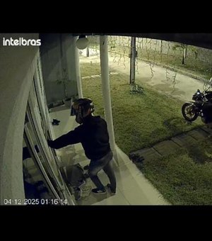 Bandidos invadem casa em condomínio de Maceió e cometem assalto