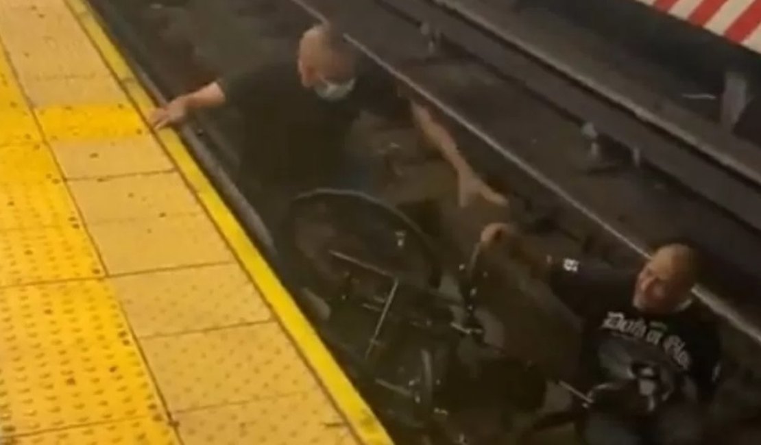 Homem pula em trilhos para salvar cadeirante que caiu em metrô de Nova York