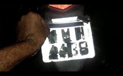 Fita isolante foi usada para esconder a numeração da placa da motocicleta