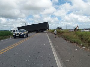 Mulher fica presa às ferragens após colidir carro em caminhão na BR-101