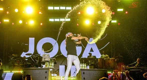 Bell Marques interrompe show em Palmeira dos Índios para comprar produtos de ambulante idosa