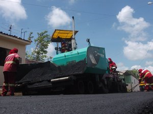 Obras de pavimentação avançam em diversos bairros de Maceió