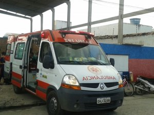 Trabalhador fica ferido após cair de uma altura de 9 metros de telhado