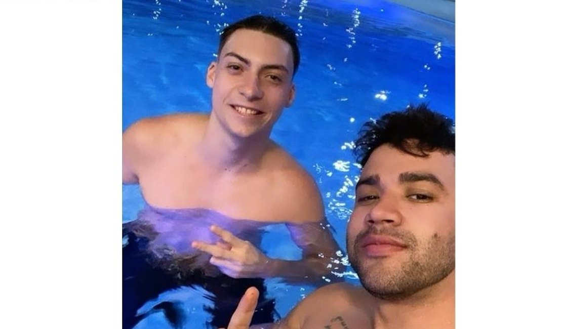 Gusttavo Lima E Filho Mais Novo De Bolsonaro Curtem Piscina Juntos 7segundos Maceio