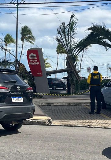 Poste cai após colisão e espalha fiação na Avenida Assis Chateaubriand, em Maceió
