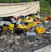 Carreta com carga de cerveja tomba na BR-101 no município Flexeiras