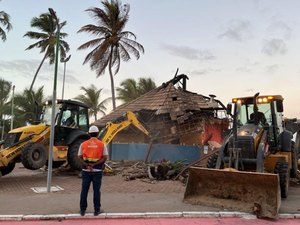 Barraca de praia com risco de colapso após incêndio é demolida