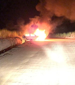 Carro de motorista de aplicativo é incendiado no Passo de Camaragibe