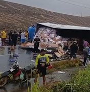 [Vídeo] Caminhão tomba na BR-101 e carga de frutas é saqueada em Colônia Leopoldina