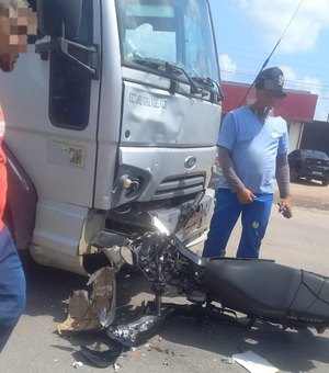 Colisão frontal entre caminhão e motocicleta deixa uma pessoa ferida no Santos Dumont