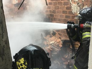 Casa em que criança de sete anos estaria sozinha é destruída por incêndio