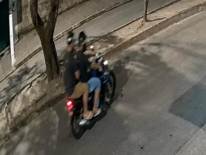 [Vídeo] Dupla em moto assalta adolescente na porta de casa no Jardim Petrópolis II