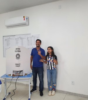 Rodrigo Cunha vota na Uneal Arapiraca ao lado da filha e demonstra confiança: