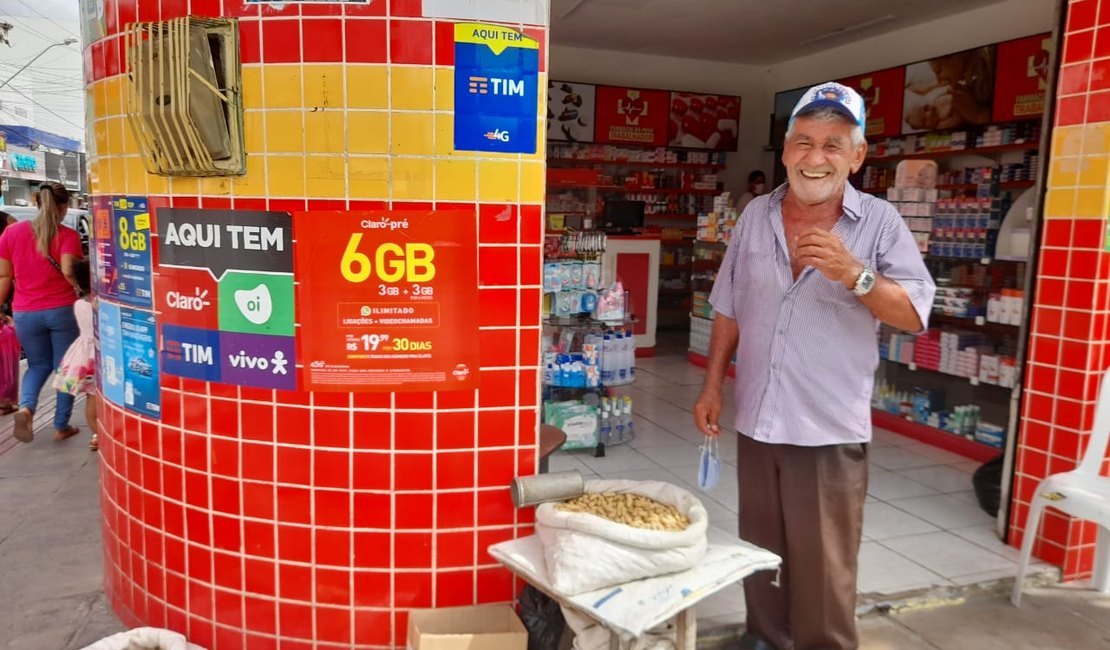 Após perder posses, idoso encontra alegria vendendo amendoim em Arapiraca: 'Só paro quando morrer'