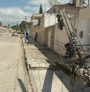 [Vídeo] Caminhão derruba rede elétrica e deixa bairro sem energia em Arapiraca