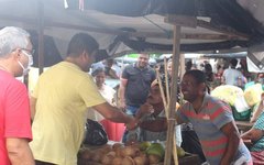 David Pedrosa visita feira livre de Porto Calvo