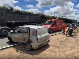 Colisão entre carros na AL-220 deixa duas pessoas feridas em Arapiraca