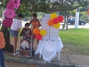 Idosa completa 90 anos e recebe 'aniversário drive-thru' para celebrar a data em Búzios, no RJ