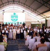 Prefeito Déo empossa novos funcionários concursados de Japaratinga