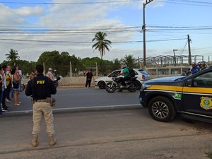 Moradores da Forene bloqueiam BR-104 reivindicando melhoria no transporte