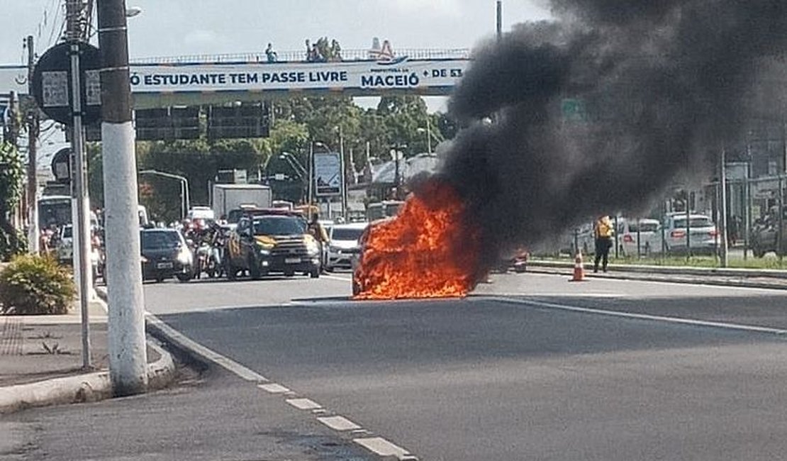 Carro pega fogo na Av. Fernandes Lima e deixa trânsito lento