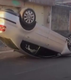 Carro capota e deixa apenas danos materiais no bairro Santa Lúcia, em Maceió