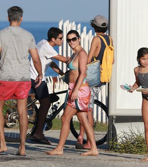 Flávia Alessandra e Otaviano Costa levam a filha caçula à praia 