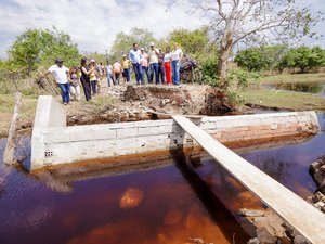 Prefeita de Palmeira visita pontes destruídas pelas chuvas e determina reparos imediatos