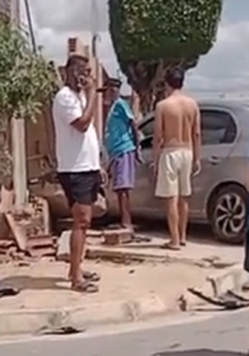 Carro perde controle e atinge muro de residência no bairro Planalto, em Arapiraca