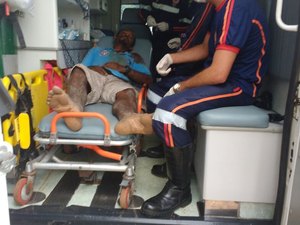 Suspeitos de praticarem assaltos ficam feridos em troca de tiros com popular