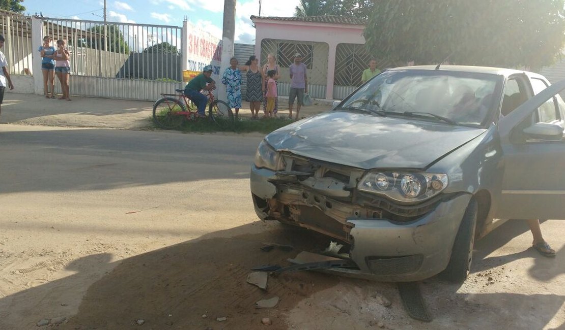 Motociclista fica ferido em colisão entre moto e carro