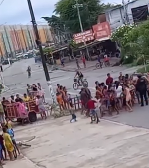 Moradores protestam contra falta d'água no bairro Vergel do Lago, em Maceió