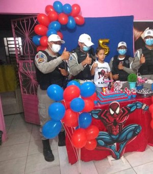 [Vídeo] Criança de cinco anos ganha surpresa do BPRv no aniversário