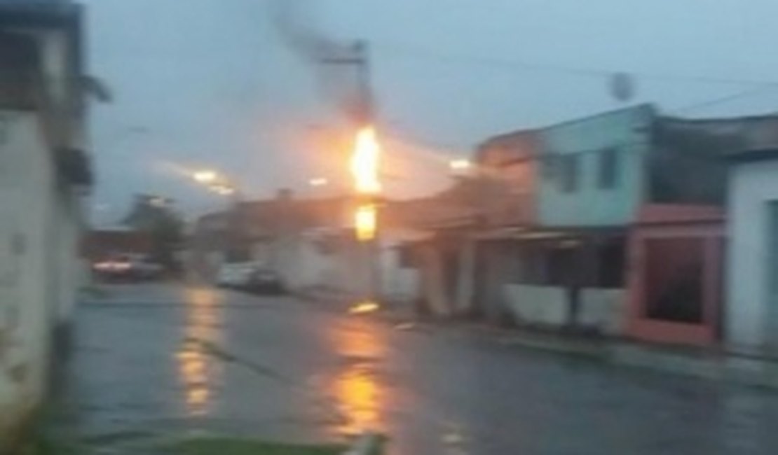 Poste pega fogo e assusta moradores do bairro Vergel do Lago