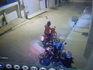 Imagens de circuito de câmeras flagram assalto no bairro Cavaco, em Arapiraca